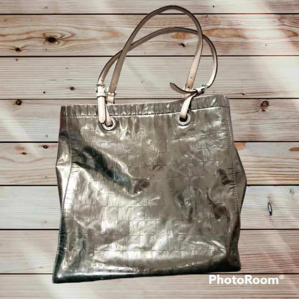 MICHAEL KORS Metallic Pewter Mirror Logo PVC & Leather North South Jet Set Tote - Picture 3 of 16